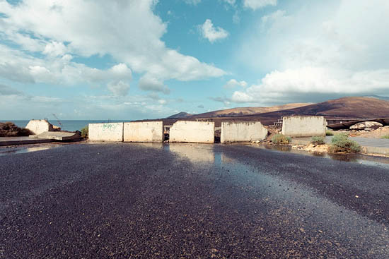 Blocs de ciment sur route mouillée (2015)