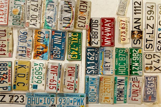 Des plaques d'immatriculation au plafond (2016)