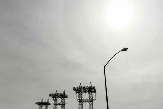 3 pylones électriques, 1 lampadaire et 1 soleil (2017)