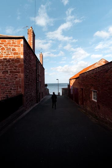 Dans l'ombre d'une ruelle orangée / Écosse (2018)
