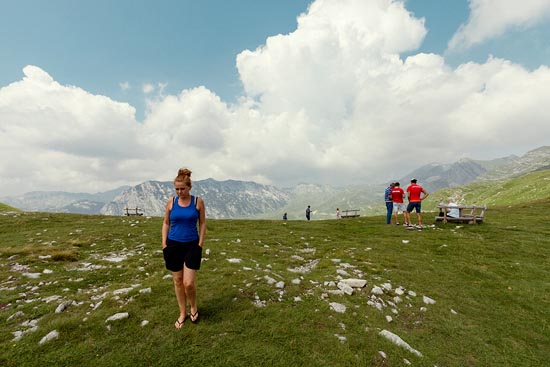 Amélie en t-shirt bleu, des gens et les 2 gars avec des t-shirts rouges 'MONTENEGRO' / Monténégro (2018)