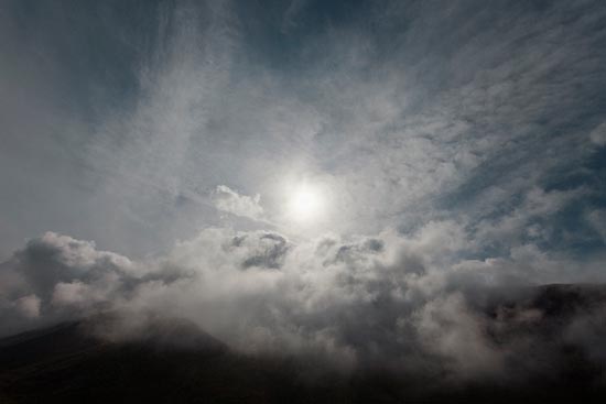 Soleil sur nuages sur montagnes / Suisse (2018)