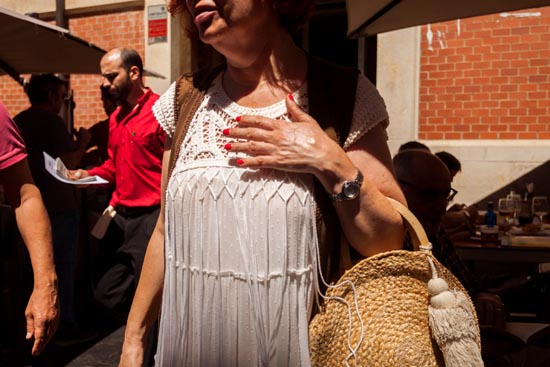 Vernis rouge et main luisante sur robe blanche / Espagne (2019)