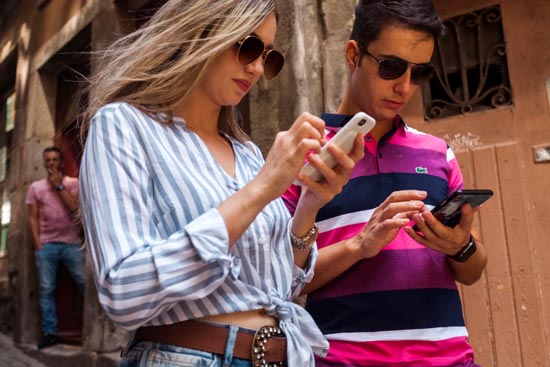 En couple, avec leur smartphone / Portugal (2019)