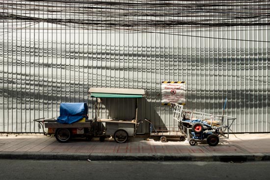 Charettes sur fond de tôles et de câbles / Thaïlande (2020)