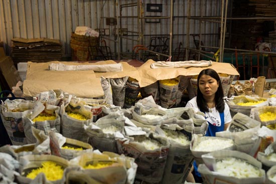 Entourée de cornets de fleurs / Thaïlande (2020)