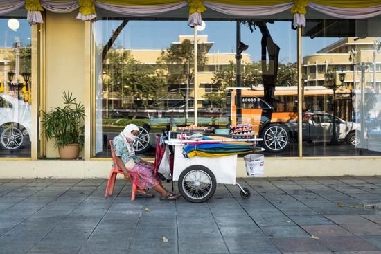 La vendeuse d'oeufs, endormie / Thaïlande (2020)