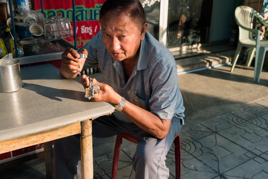 Examiner ses amulettes / Thaïlande (2020)