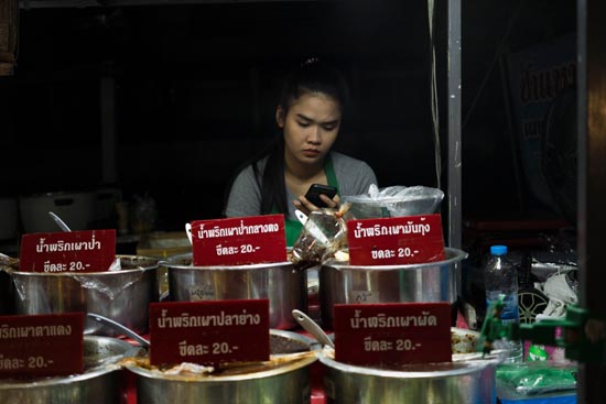 Attendre le client sur son smartphone / Thaïlande (2020)
