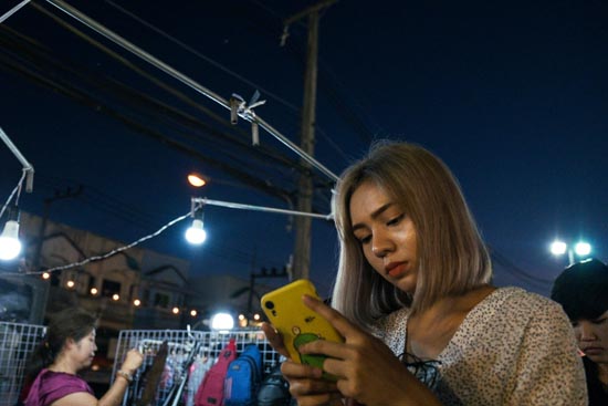 Envoyer un message en plein marché nocturne / Thaïlande (2020)