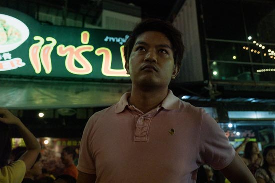 Le gars qui regarde en l'air dans la nuit / Thaïlande (2020)