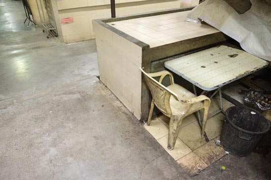 Étals carrelés vides, table pliable défraîchie, chaise en plastique sale (et d'autres trucs) / Thaïlande (2020)