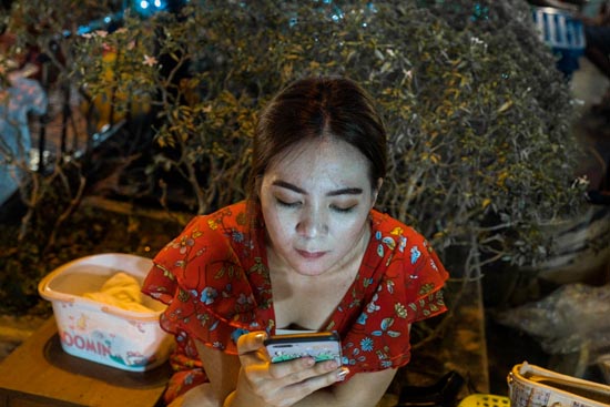 Lueur d'écran dans la chaleur de la nuit / Thaïlande (2020)