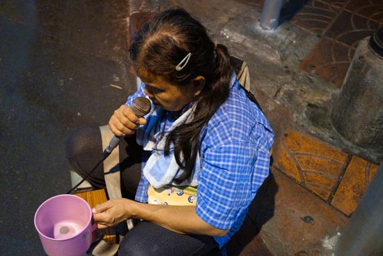 La chanteuse mendiante aveugle, qui ne voit naturellement pas le photographe / Thaïlande (2020)