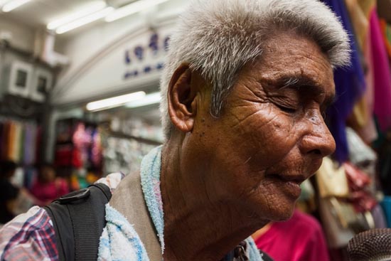 Ne pas voir le photographe et s'apprêter à chanter / Thaïlande (2020)