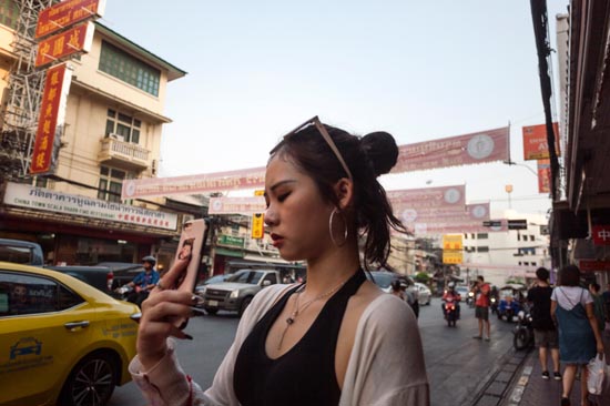 Photographier une fille qui prend une photo / Thaïlande (2020)