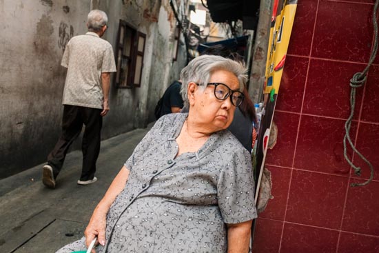 Mamie Lunettes au coin de la rue / Thaïlande (2020)