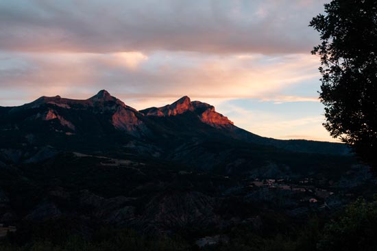 Red Mountains en soirée / France (2022)