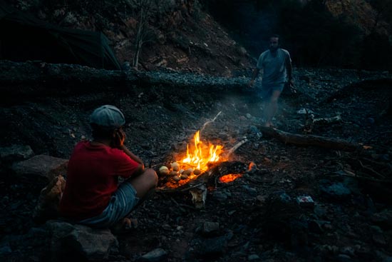Du feu dans la rivière, le soir / France (2022)
