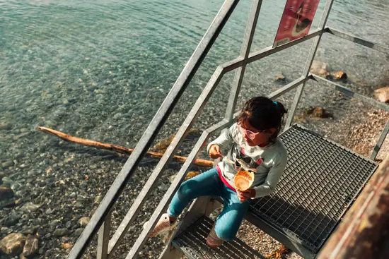 La gosse à lunettes et sa glace, au bord du lac / Suisse (2023)