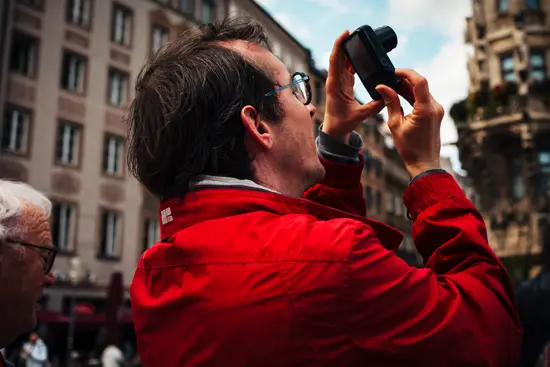 Le photographe en veste rouge / Allemagne (2023)