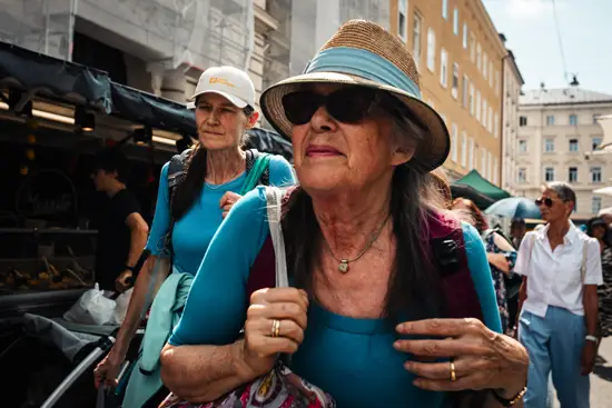 Casquette et chapeau, les dames en bleu / Autriche (Été 2024)