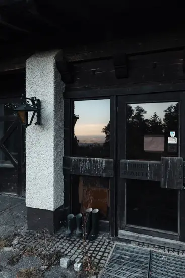 Berghotel Kalteck abandonné, la porte d'entrée / Allemagne (Été 2024)