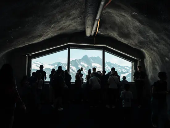 Fenêtres de montagnes, plan large / Suisse (Été 2024)