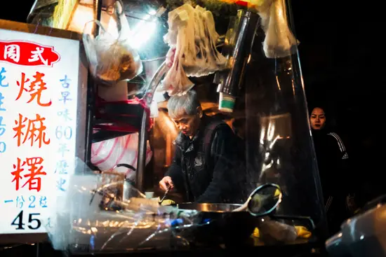 Le cuisinier et la femme en sweat Adidas Street Food / Taïwan (2024)