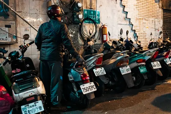 Rangée de scooters / Taïwan (2024)