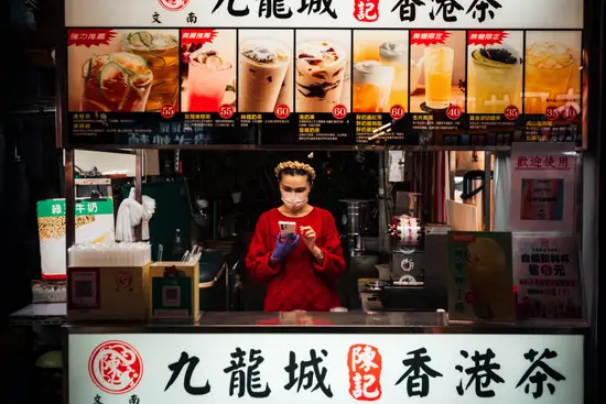 Couronne et robe rouge Street Food / Taïwan (2024)