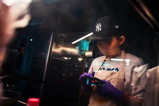 Casquette NY et smartphone Street Food / Taïwan (2024)