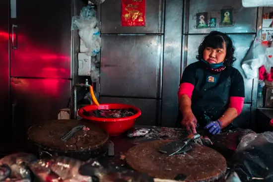 La poissonnière au masque sous le menton et à la bassine rouge / Taïwan (2024)