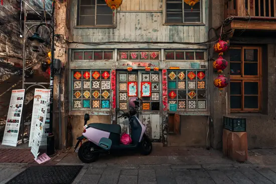 Vintage façade et scooter mauve / Taïwan (2024)
