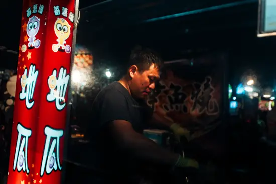 Enseigne rouge à gauche Street Food / Taïwan (2024)