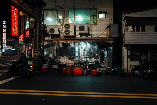 Façade de restaurant en fin de soirée / Taïwan (2024)