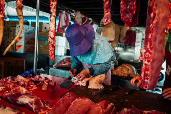 Fuhe Flea Market, la bouchère au chapeau mauve / Taïwan (2024)