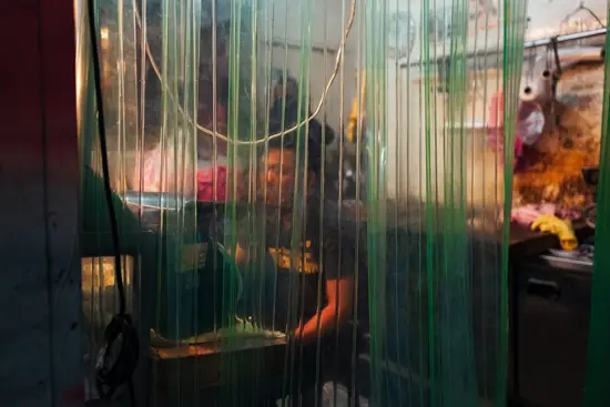 Un vendeur derrière un rideau en plastique vert / Taïwan (2024)
