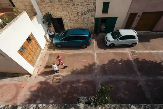 La dame, la fillette et le petit chien (2025)