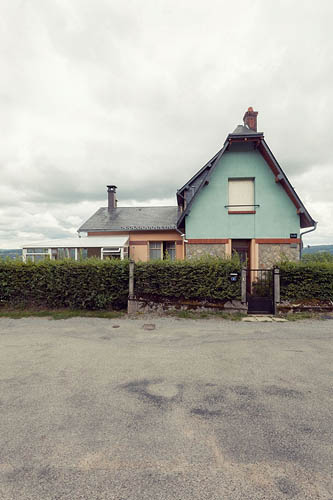 Maison bleue et rose à Château-Chinon (2015)