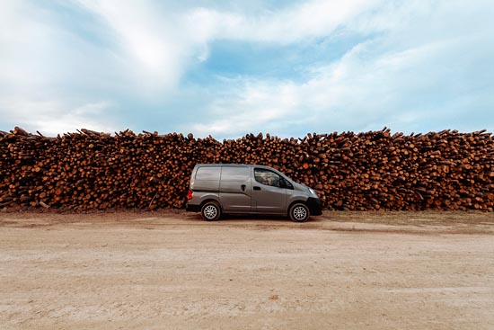 Camper van sur fond de rondins de bois / Espagne (2017)