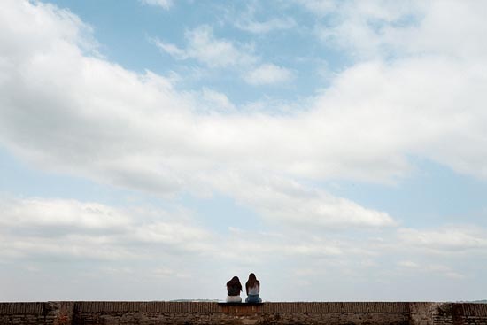 2 filles sur le muret avec vue sur le ciel / France (2017)