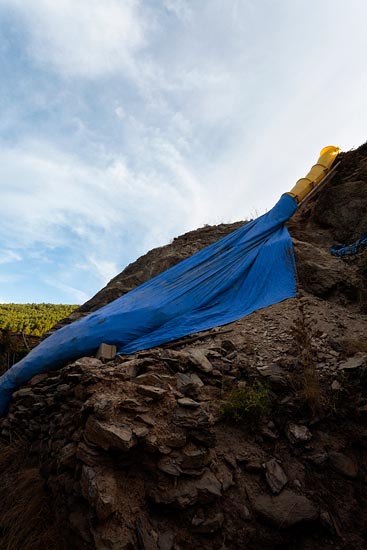 Bâche bleu et goulotte jaune sur mont de terre et de pierres / Espagne (2017)