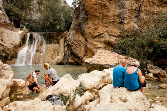 Un garçon, son chien, sa mère et un couple dans le Cañones del Río Vero / Espagne  (2017)