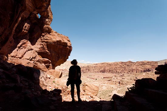 Femme de l'ombre et lumière de roches sous le ciel bleu / Jordanie (2019)