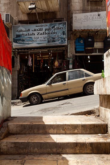 La voiture en pente devant chez Salah Zalloum / Jordanie (2019)