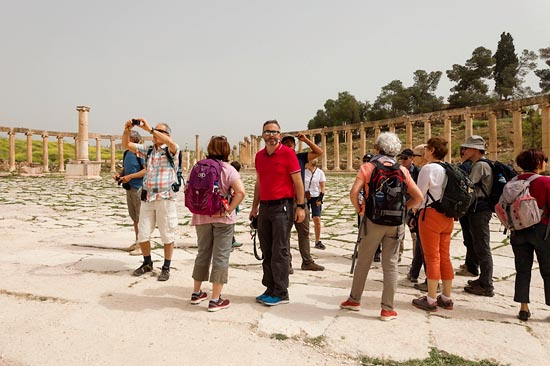 Le touriste photographe au t-shirt rouge et lunettes miroir (et les autres) / Jordanie (2019)