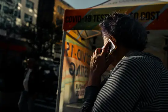 Appel de rue, dans la pénombre / New York, USA (2022)