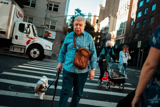 Papi canne, sacoche et petit chien / New York, USA (2022)