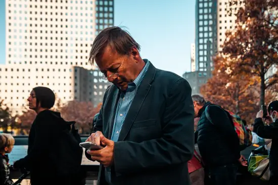 9/11 Memorial, l'homme aux lunettes et au smartphone / New York, USA (2022)